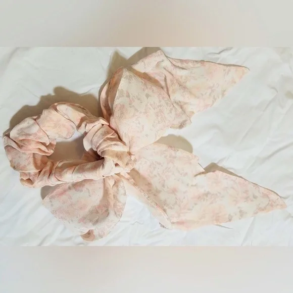 Love EM-The Lovely Scrunchie