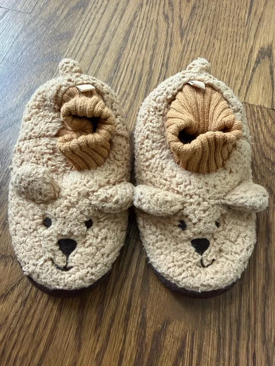 Baby Gap Bear Face Cozy Slipper Socks in Beige, toddler size 7-8