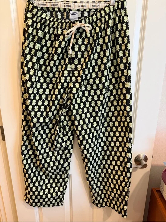 Men’s skull print old navy pajama pants, size large