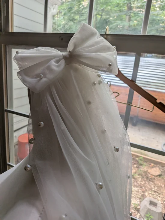 Off White Pearl-Embellished Bow Veil