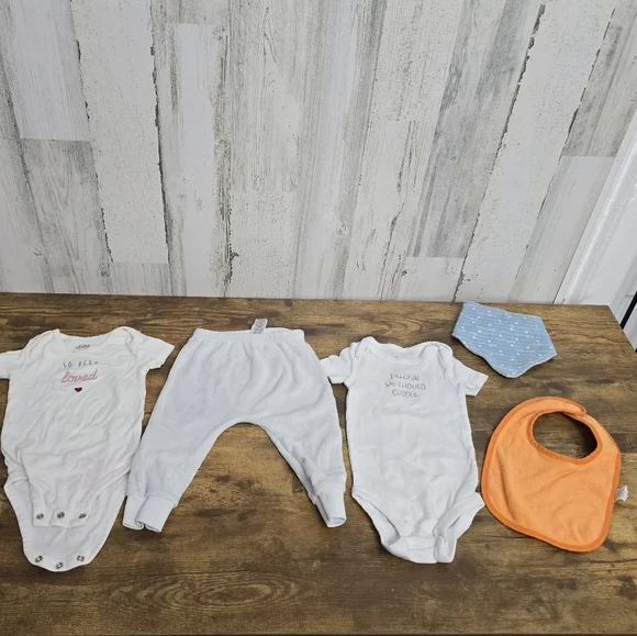 Baby Clothing Set with Onesies and Bib Gender Nuteral Size 6-9M