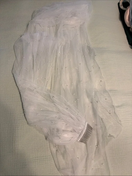 Pearl-Embellished White Bridal Veil with Comb