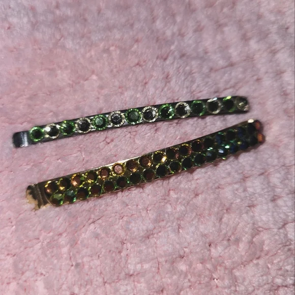 Set of two hair clips covered in sparkly ✨️ rhinestones
