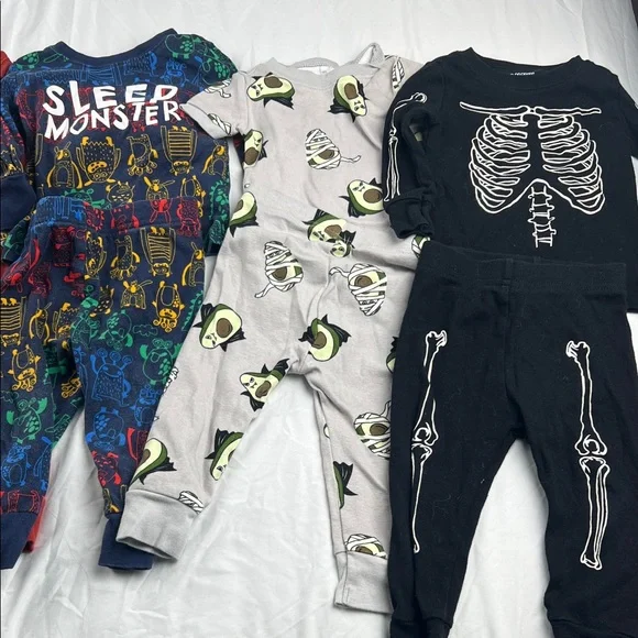 6 Kids One-Piece Pajama Set - Avocado Gray, Navy Sleep Monster &‎ Black Skeleton