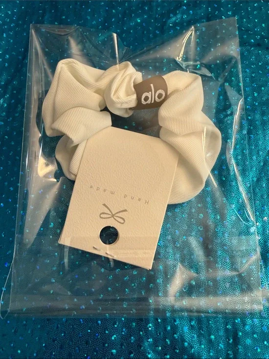 ALO Yoga Inspired White Fabric Scrunchie (OS)