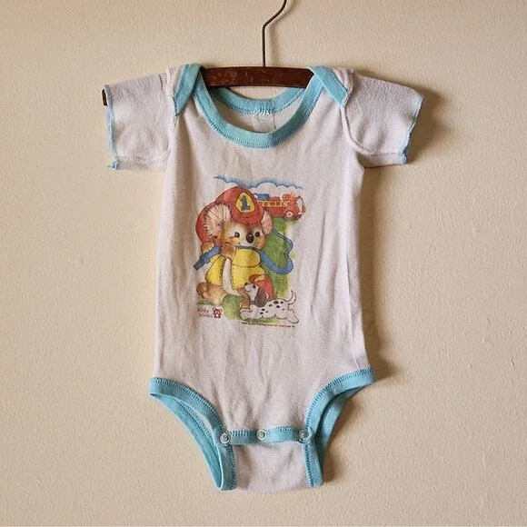 VTG 80s Curity Baby Romper Kirby Koala Firefighter White Blue Trim Sz M 19-26lbs