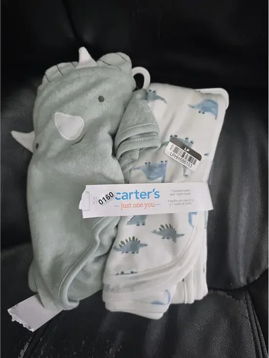 Brand new carters hooded towels item 160 bin 15