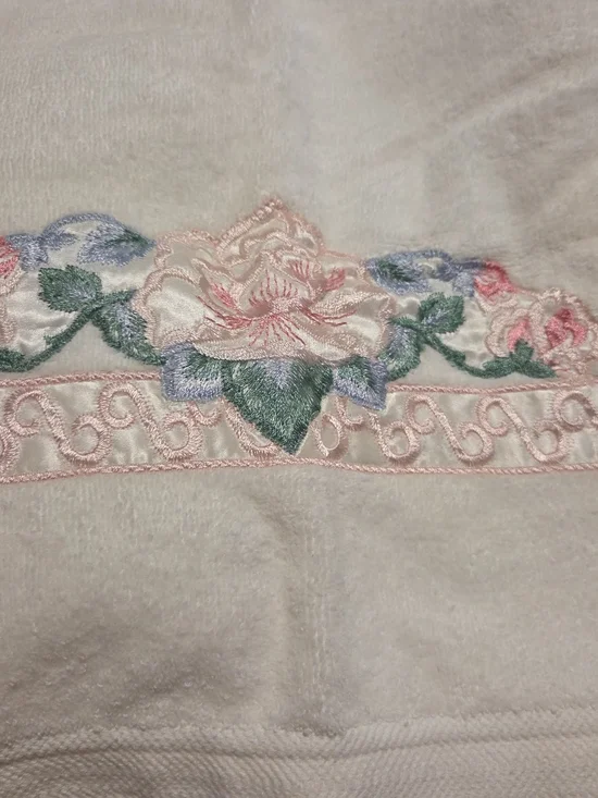 Vintage Y2K White Pink Embroidery Bath & Hand Towel