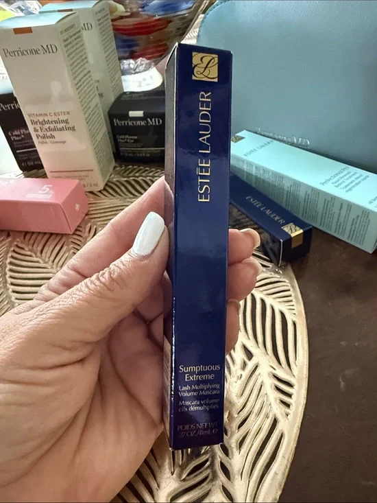 Estee Lauder Sumptuous Extreme Mascara Packaging - Extreme Black
