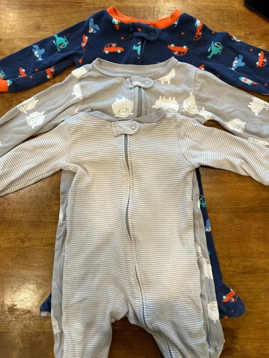 3 Carter’s Footie Pajamas 6-9 Months