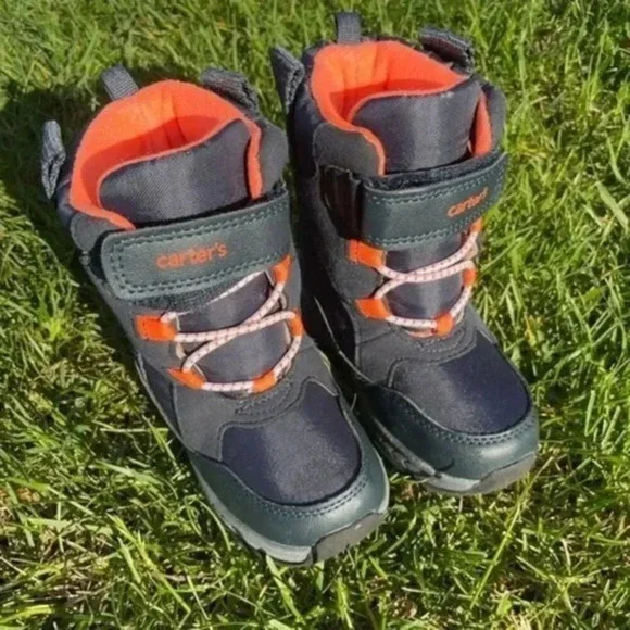 Carter’s snow / rain boots for toddlers size 9M blue excellent condition