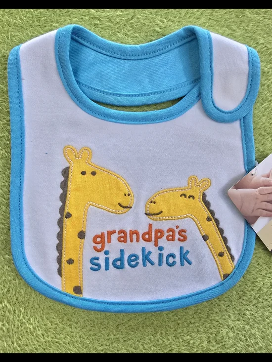 NWT  Baby BOYS & GIRLS - BIB  GRANDPA'S SIDEKICK - BIB - GIRAFFE - CARTERS (Q8)