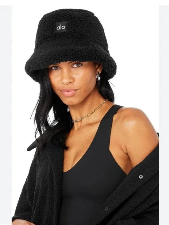 Alo Yoga Foxy Sherpa Bucket Hat in Black