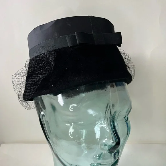 Vintage Peachbloom Velour Ladies Hat Union Made Size Medium Black with hatpin