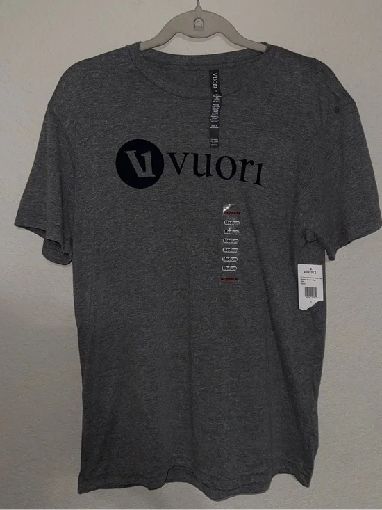 NWT Vuori Mens V1 Wordmark Logo Tee Heather Grey Indigo Tri-Blend Size M