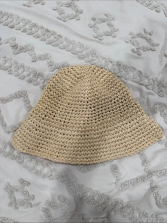 NWT Sluiz Beige Crochet Bucket Hat