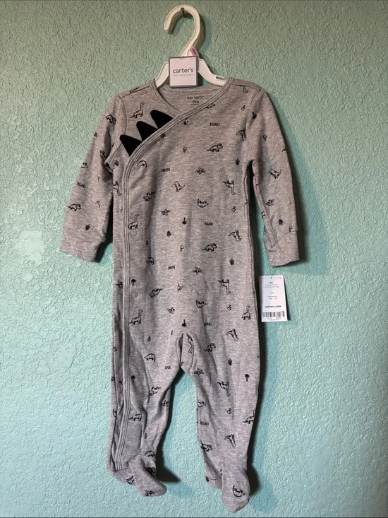 🆕 Carter's Baby Gray Dino Accent Zip-Up Footed One-Piece, 9 mos - NWT