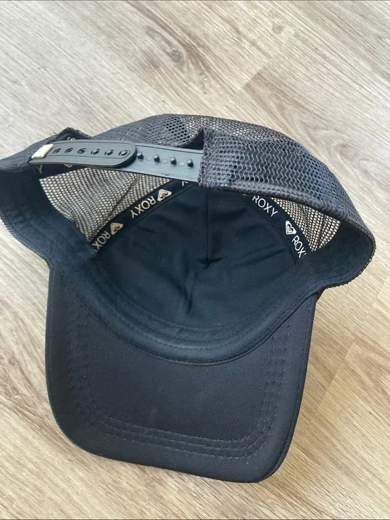 Roxy Black Cap with white Heart Logo