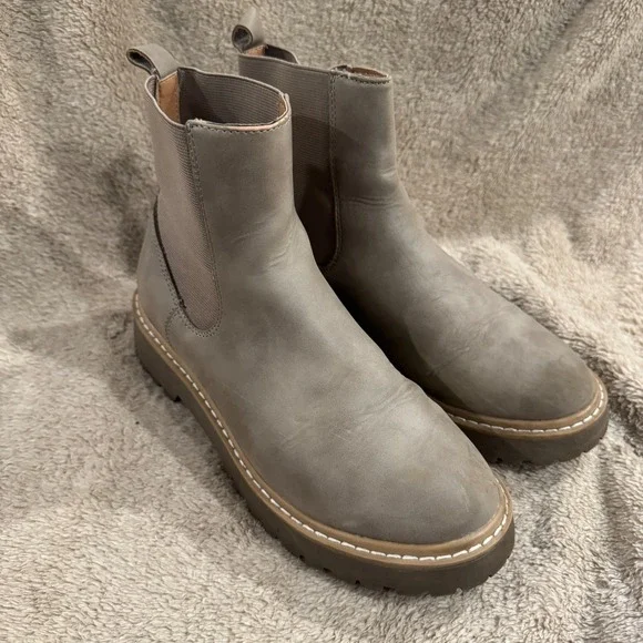 DV Dolce Vita Lobera Taupe Grey Chelsea Lug Sole Ankle Boots‎ Womens 6