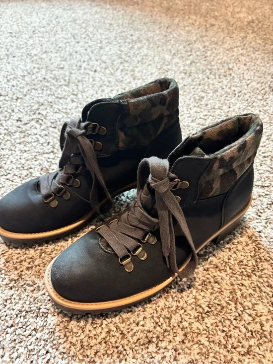True Craft Black Ankle Boots with Camo Collar