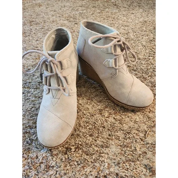 TOMS Desert Wedge Light Grey Suede‎ Lace Up Ankle Boots Womens 5 300616 NWOT