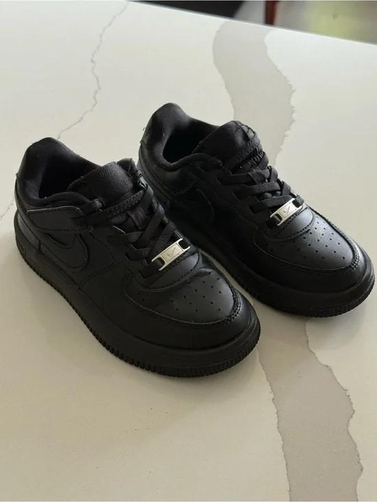 Nike Force 1 Low EasyOn Sneakers – Kids Size 11C
