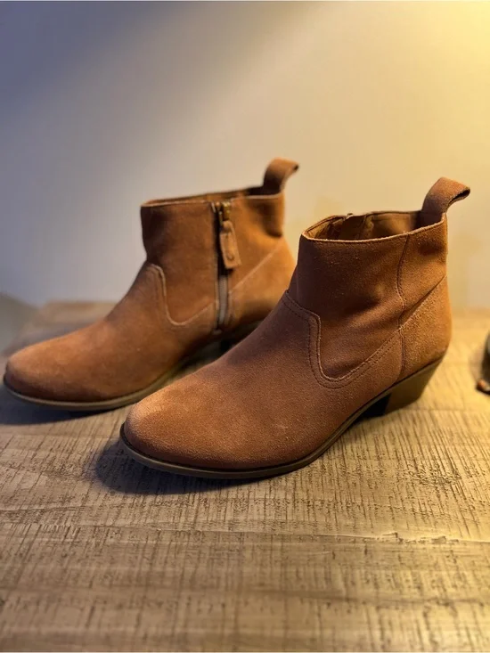 EUC- Vionic Vera Suede Ankle Booties in Toffee Brown with Inside Zip.Size 9.5