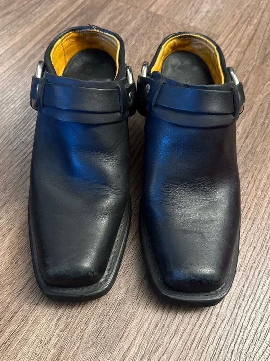 Frye Black leather belted shoe buckle shoes with yellow lining. Size 6M