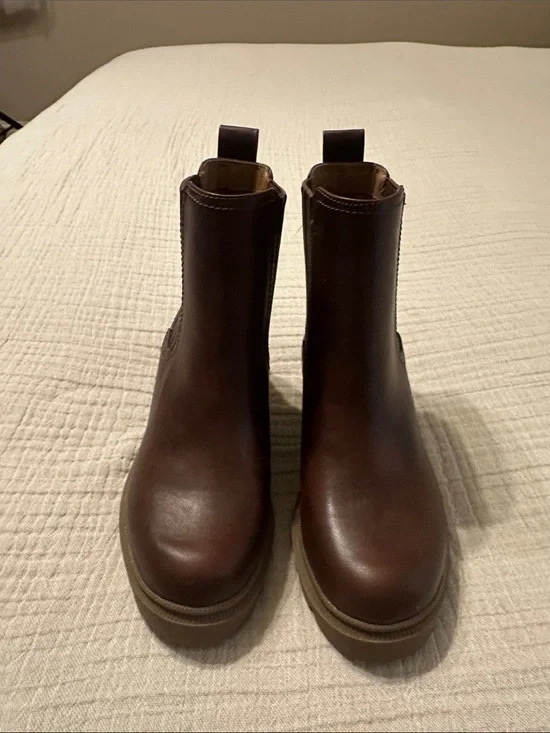 Universal Thread Brown Chelsea Ankle Boots