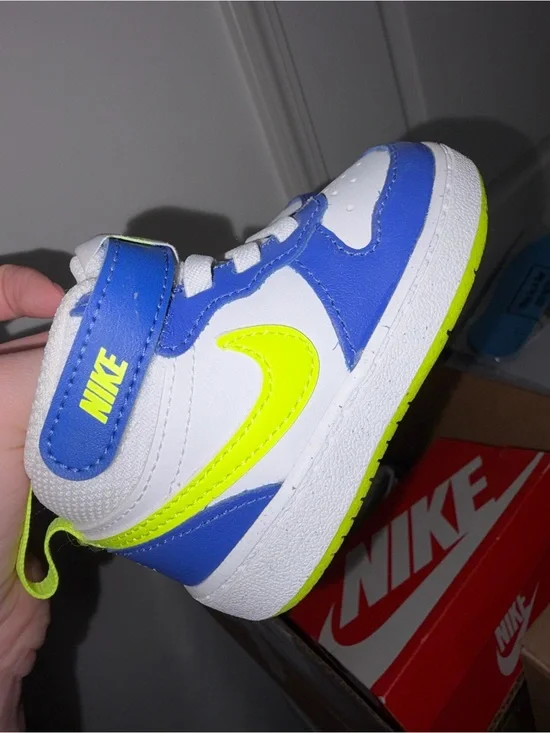 Nike Kids High-Top Sneaker in White, Blue & Neon Yellow