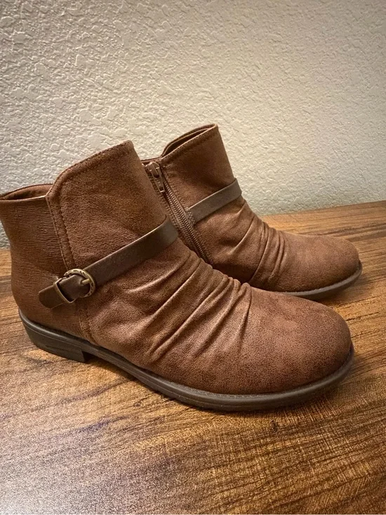 BareTraps Women's Cecelia Brown Ankle Booties with Buckle Detail - 9M EUC