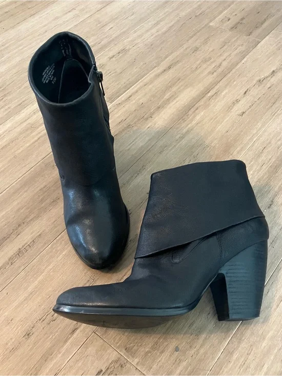 Nine West women black leather fold over heeled side zip ankle boot. Size 8.5