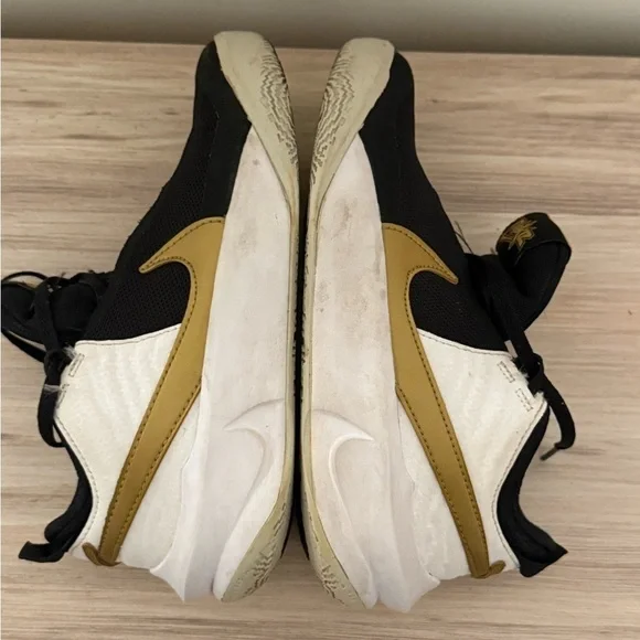 NIKE TEAM HUSTLE D 10 (GS)-CW6735-002 Black/Gold Youth Basketball Shoes Sz 4Y