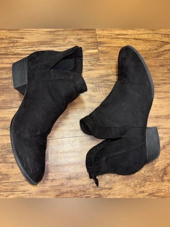 Arizona Booties Size 9
