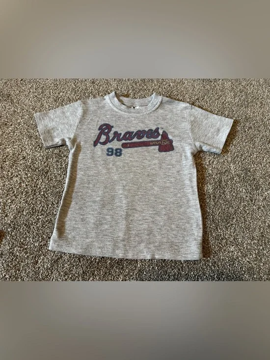 Atlanta Braves Morgan wallen 98 Laughing Giraffe Toddler boys gray shirt 4T
