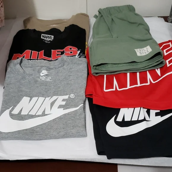 Nike T-Shirts in Gray, Black, and Red with Green Kid's 4-5 5‎ Tee's /Shorts (6)