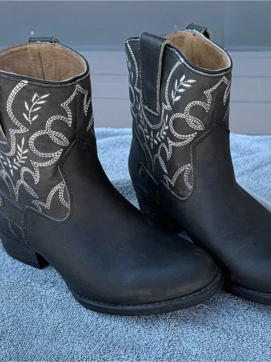 Sterling River Women's Black Embroidered Western Ankle Boots size 7.5 M