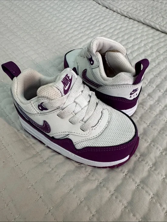 Nike Kids White and Purple Low-Top Sneakers