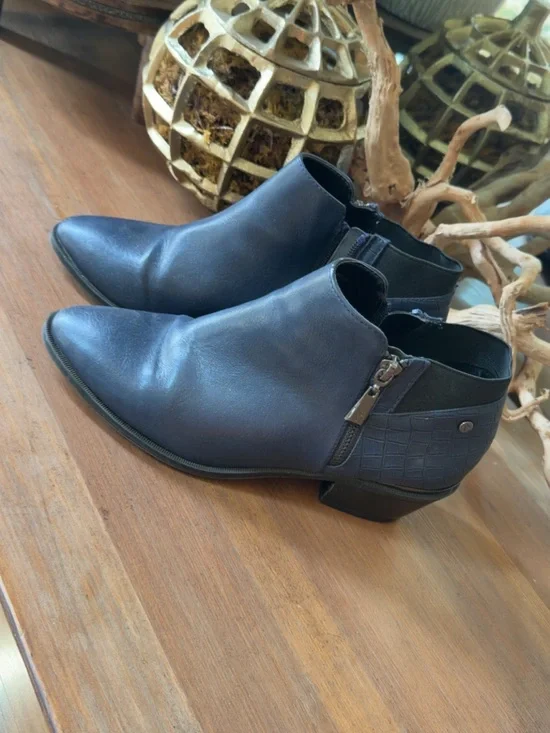 Women’s leather ankle boots