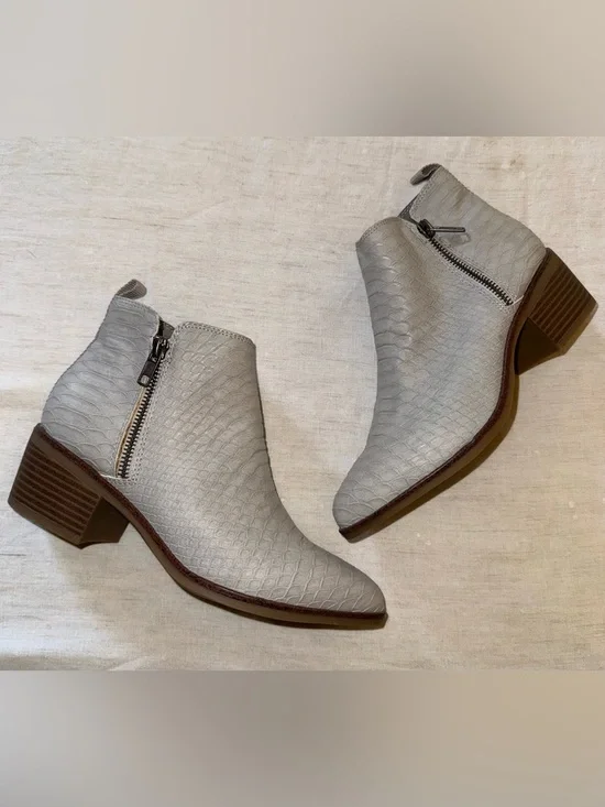 Mia Women's Light Gray Textured Ankle Boot with Side Zip