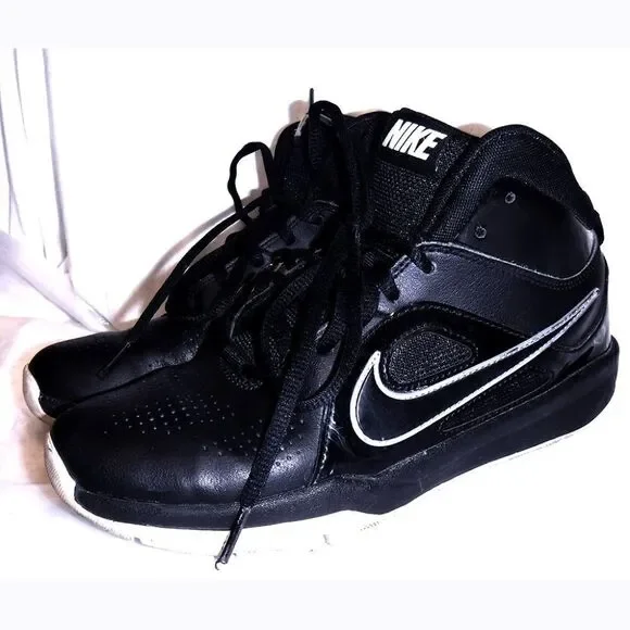Nike Team Hustle black/white basketball shoes