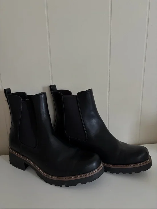 Universal Threads Classic Black Chelsea Lug-Soled Ankle Boots - Women's 8