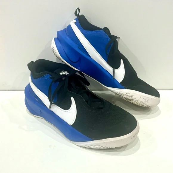 Nike Kid's Team Hustle D10 (GS) Basketball Shoe- hardly worn