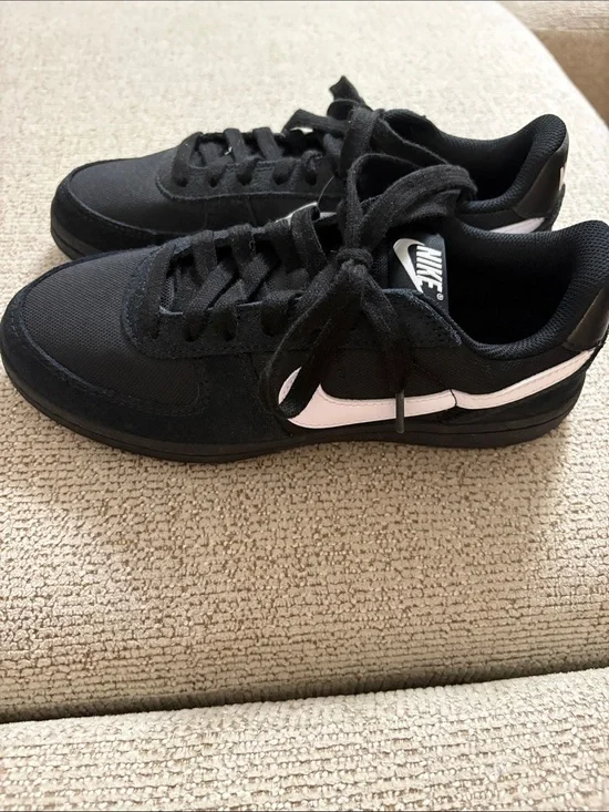 NWT Nike Black Field Genetal Low-Top Youth Sneakers with White Swoosh 6Y