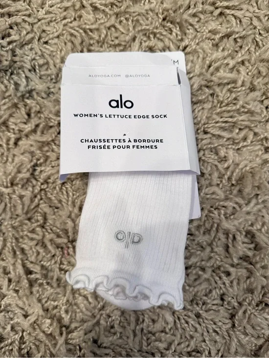 Alo Yoga Women's Lettuce Edge Socks in White S/M
