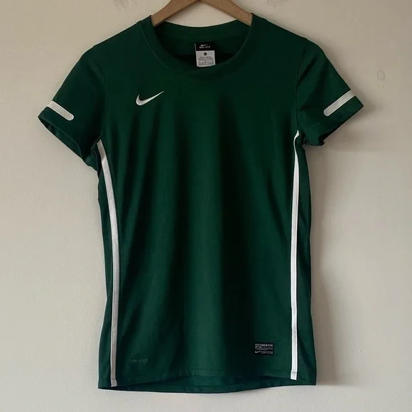 Retro‎ Nike Short sleeve shirt. Green/white. Size 12-13 years