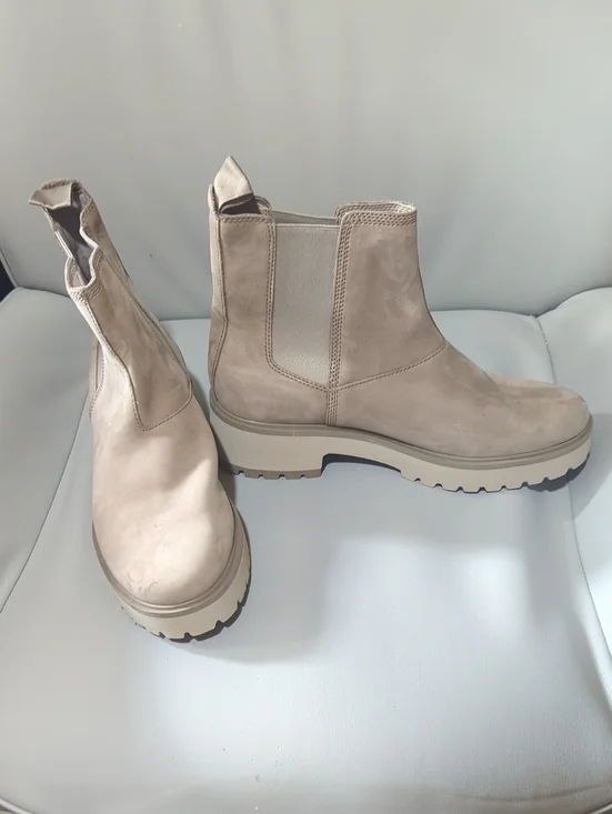 Timberland Women's Suede Chelsea Lug Boots in Light Beige