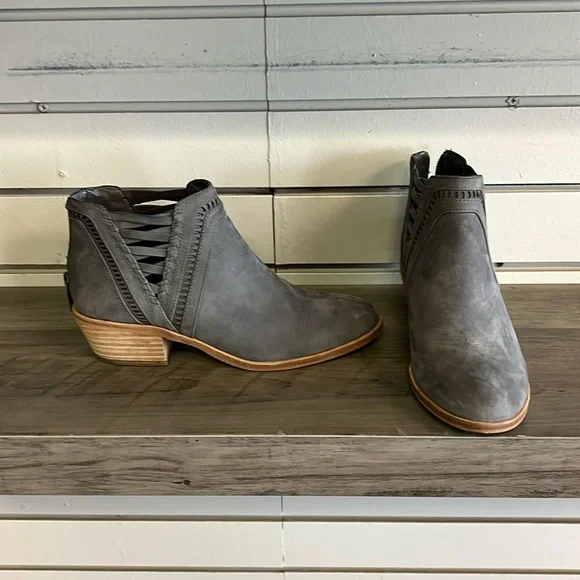 Vince Camuto Grey Ankle Boots Womens 6M.