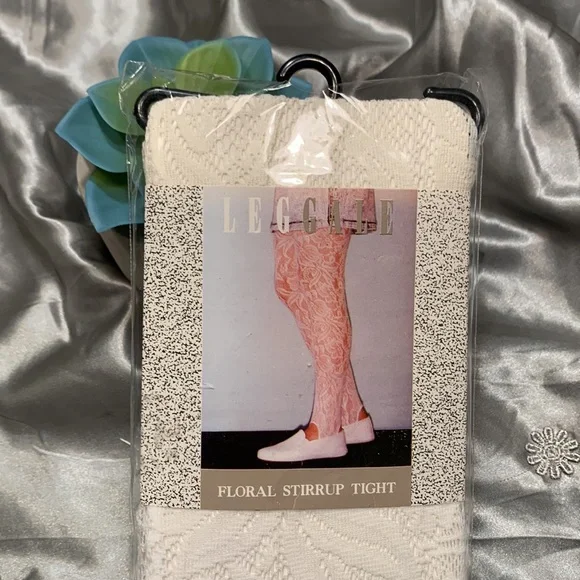 🌹Vintage 80’s Floral Stirrup Lace Leggings Tights in Cream White •