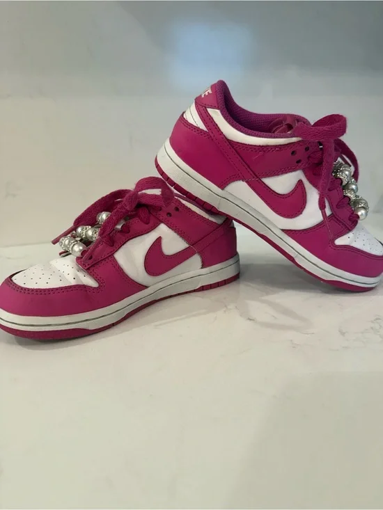 Nike girls Low-Top Sneakers in Hot Pink and White